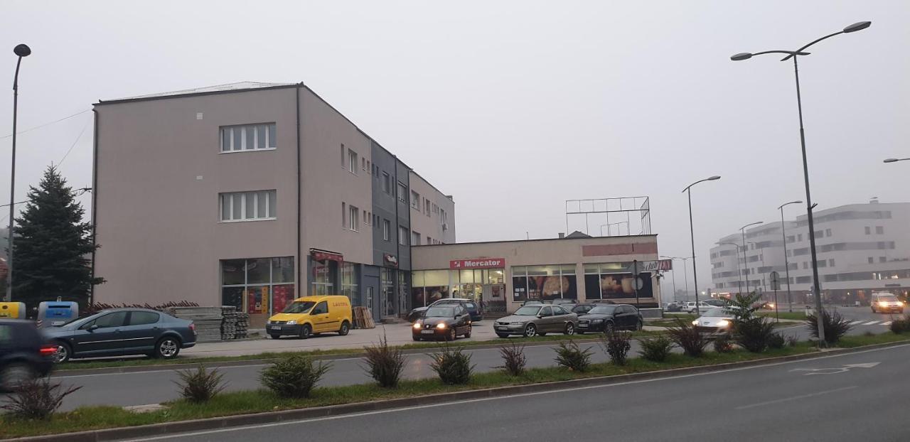 Trosoban Stan U Zenici Apartamento Zenica Exterior foto