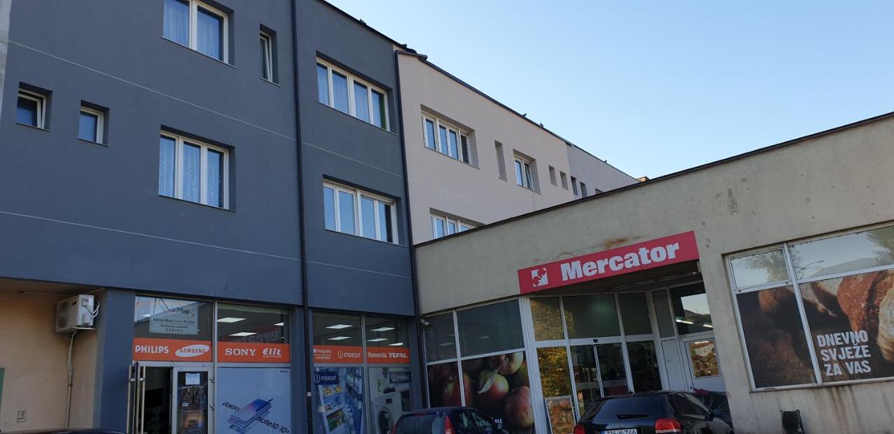 Trosoban Stan U Zenici Apartamento Zenica Exterior foto